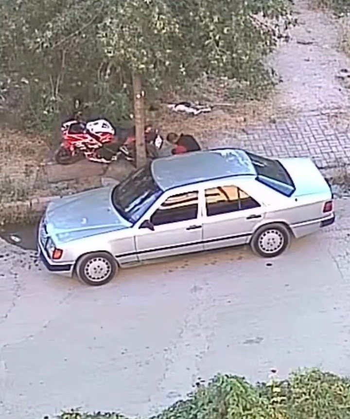 Ağaca bağlı motosikleti çalmaya çalışan acemi hırsız, başarılı olamadı