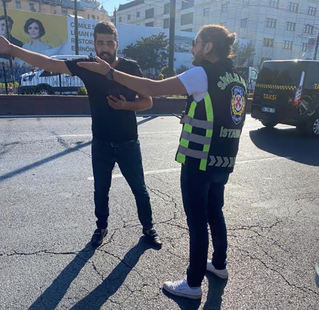 Turistle pazarlık yapınca çalışma belgesi iptal edildi, sinirlenen taksici aracına vurdu