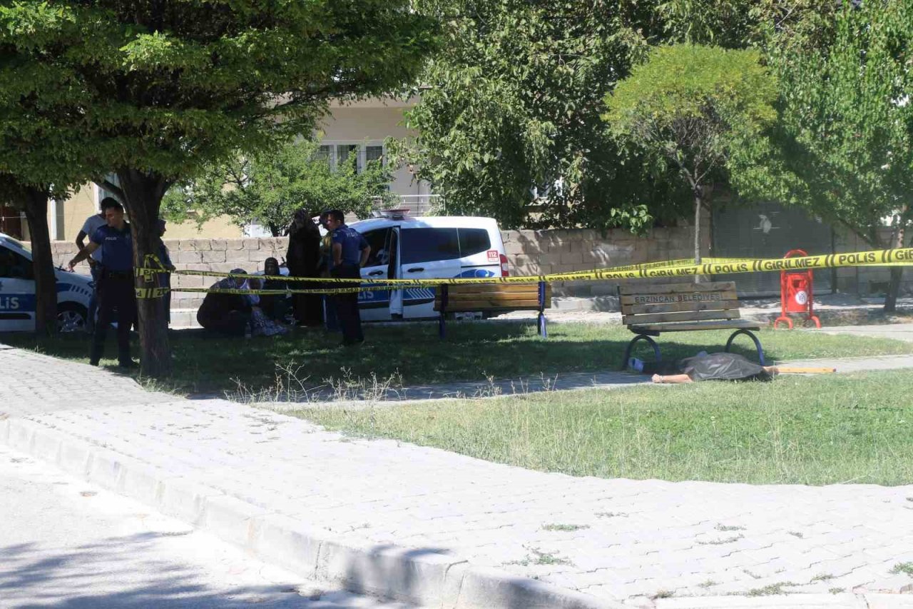 Erzincan’da parkta şüpheli ölüm