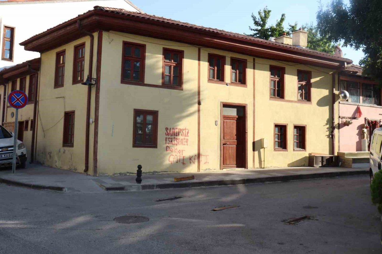 Eskişehir duvarlarında ’sahipsiz Eskişehir’ yazısı çoğalıyor