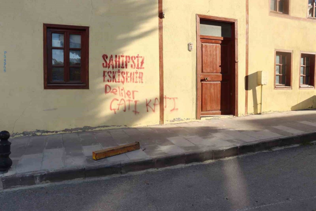 Eskişehir duvarlarında ’sahipsiz Eskişehir’ yazısı çoğalıyor