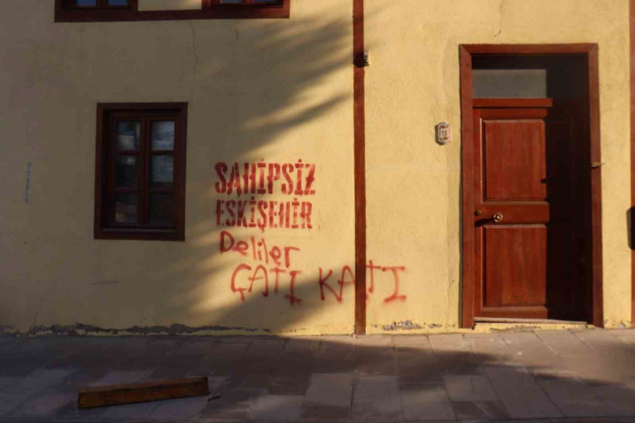 Eskişehir duvarlarında ’sahipsiz Eskişehir’ yazısı çoğalıyor