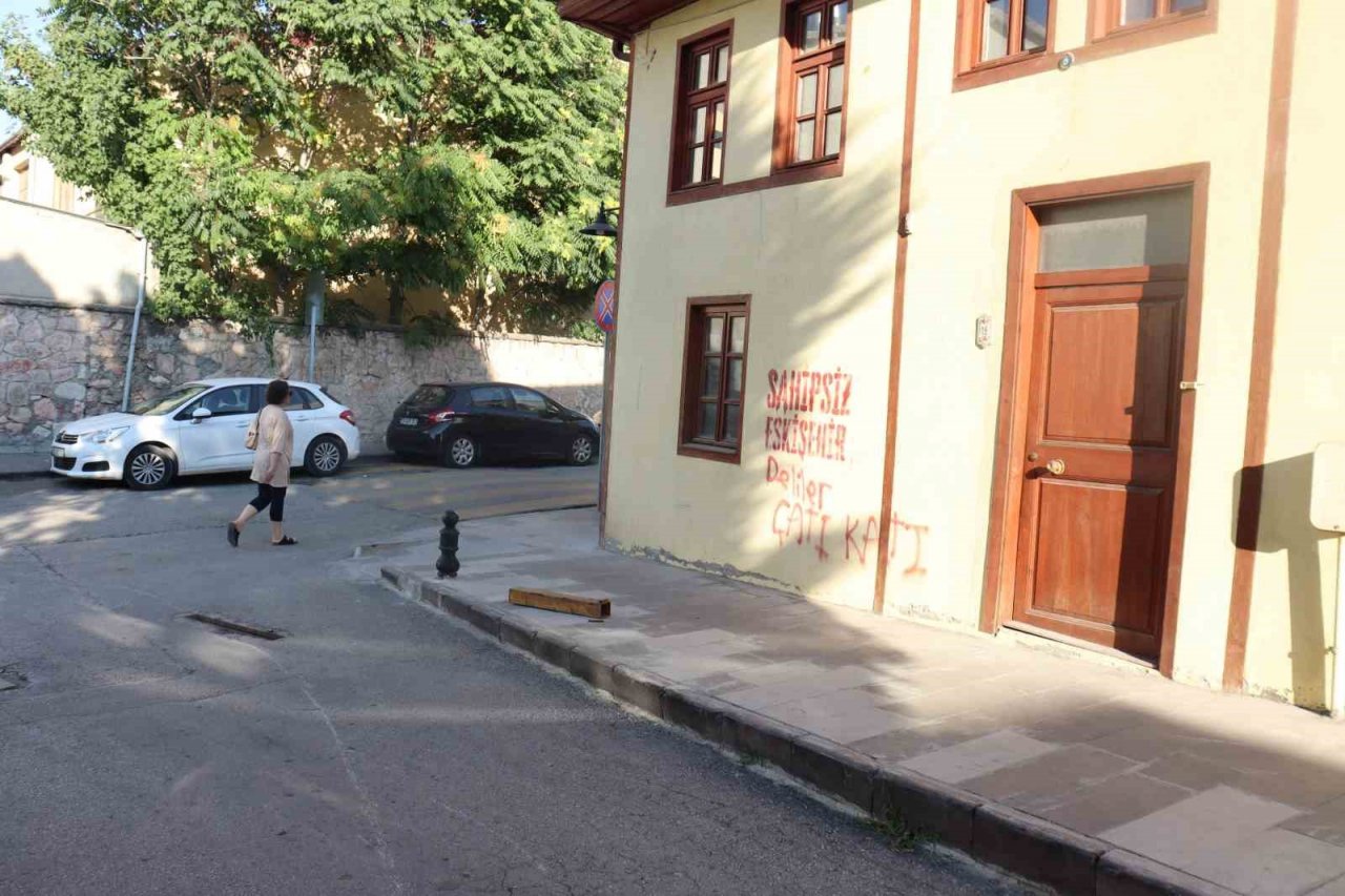 Eskişehir duvarlarında ’sahipsiz Eskişehir’ yazısı çoğalıyor