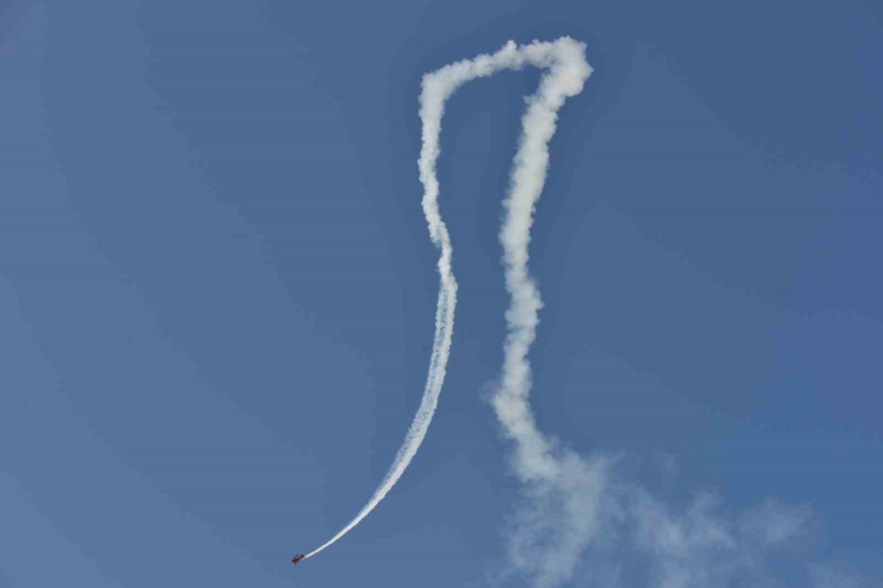 Türkiye’nin ilk kadın akrobasi pilotu ve yerli uçağımız Hürkuş izleyenleri mest etti