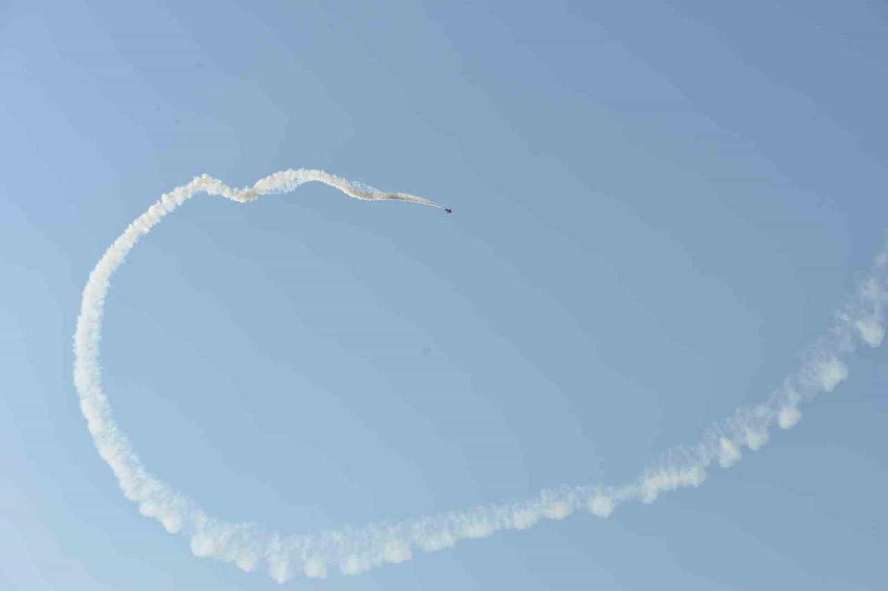 Türkiye’nin ilk kadın akrobasi pilotu ve yerli uçağımız Hürkuş izleyenleri mest etti