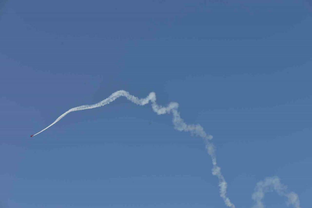 Türkiye’nin ilk kadın akrobasi pilotu ve yerli uçağımız Hürkuş izleyenleri mest etti