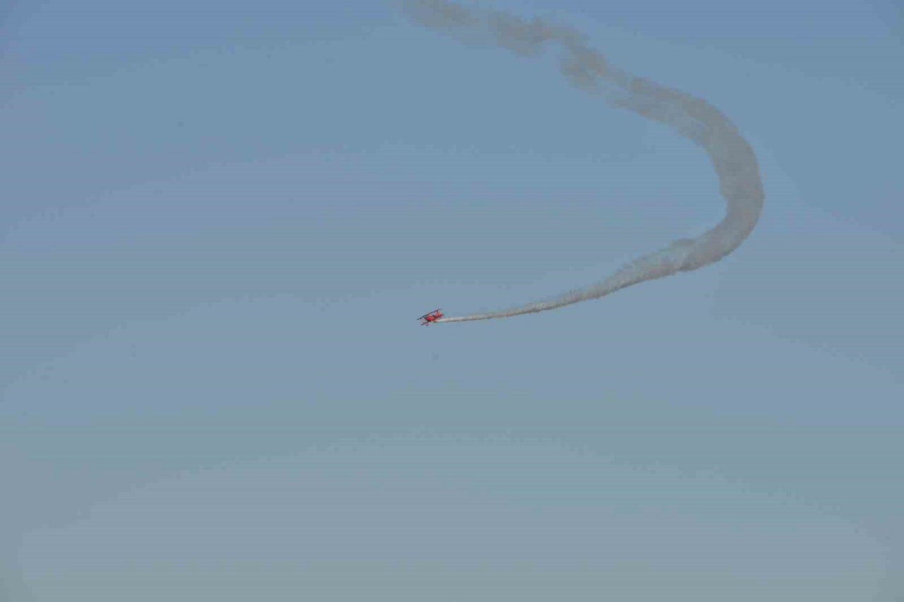 Türkiye’nin ilk kadın akrobasi pilotu ve yerli uçağımız Hürkuş izleyenleri mest etti