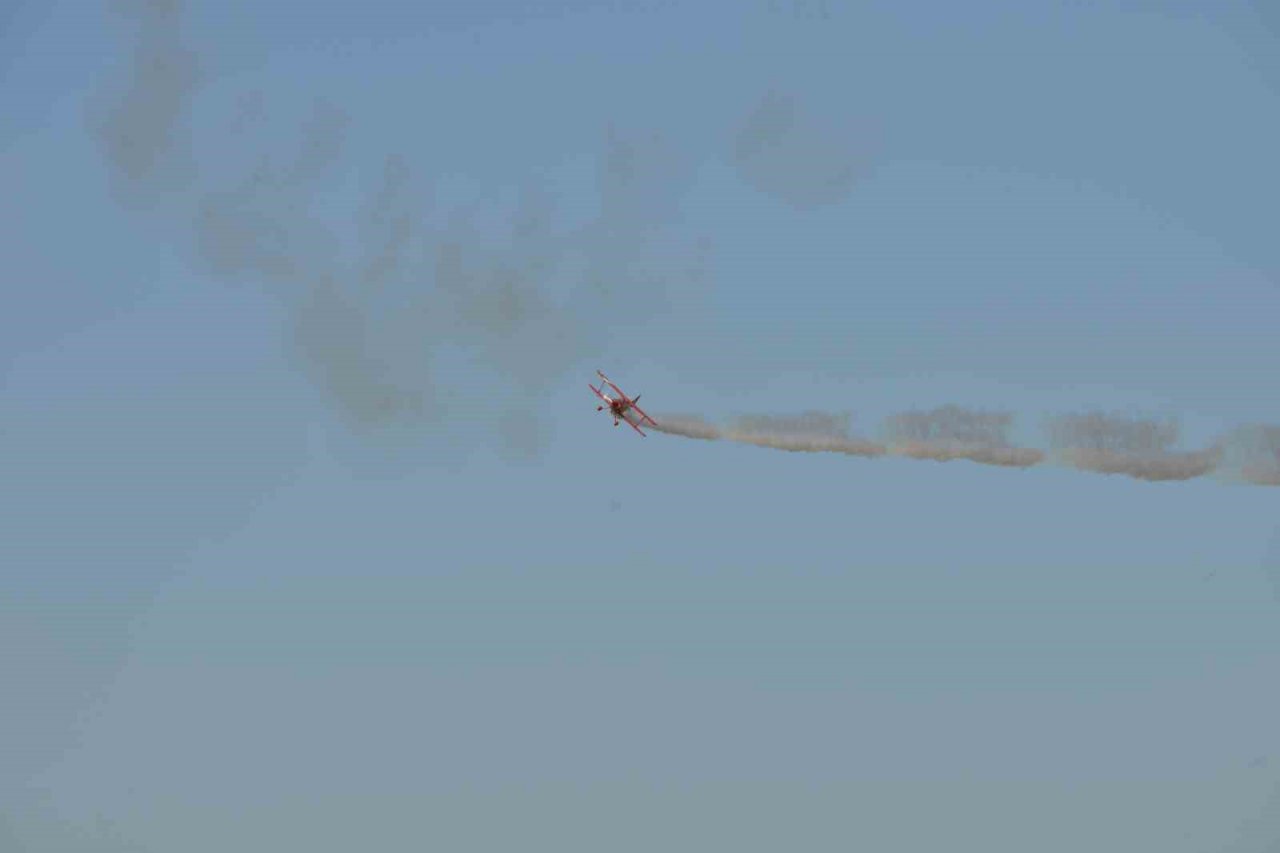 Türkiye’nin ilk kadın akrobasi pilotu ve yerli uçağımız Hürkuş izleyenleri mest etti