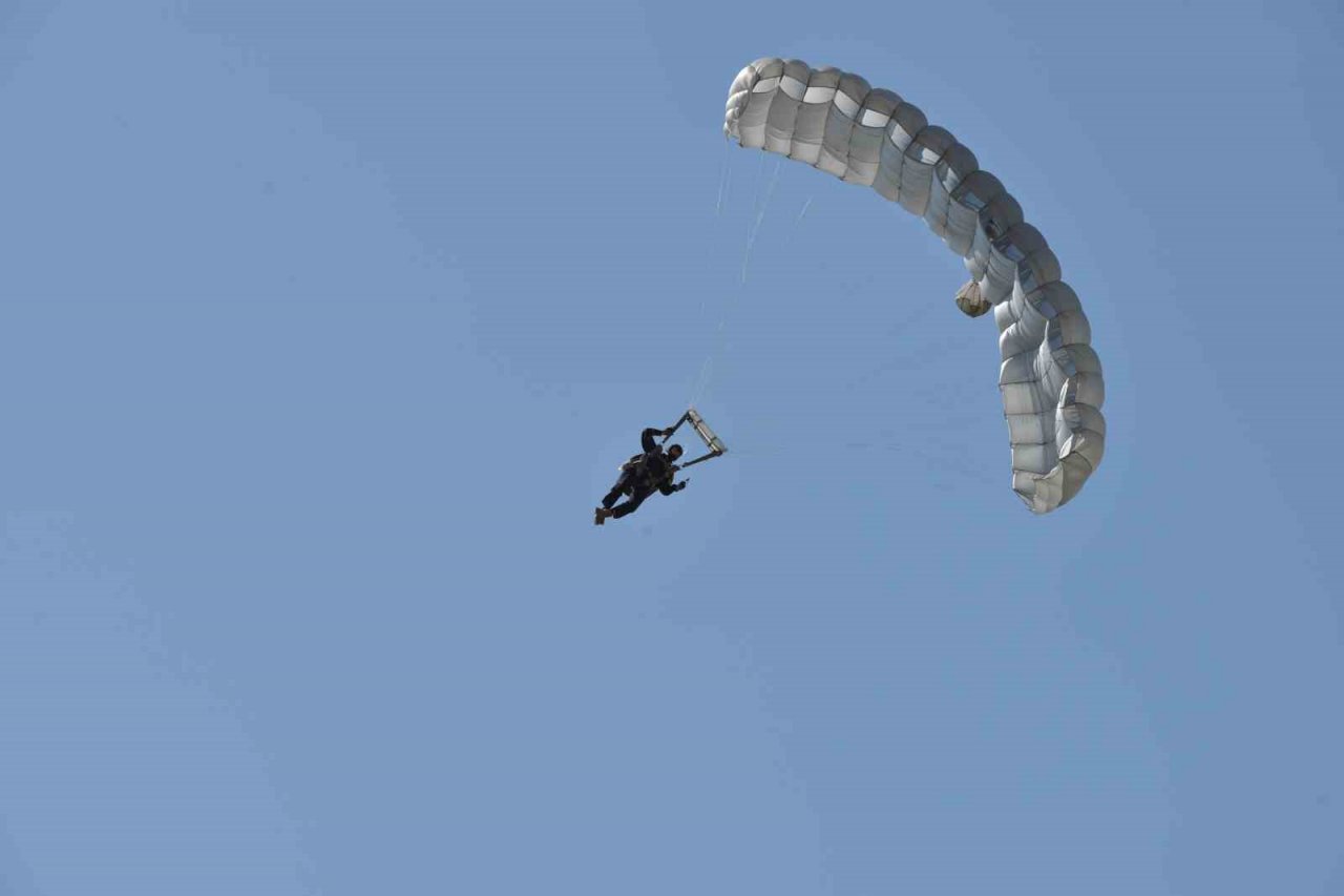 Jandarma ve TSK’dan nefes kesen paraşüt gösterisi