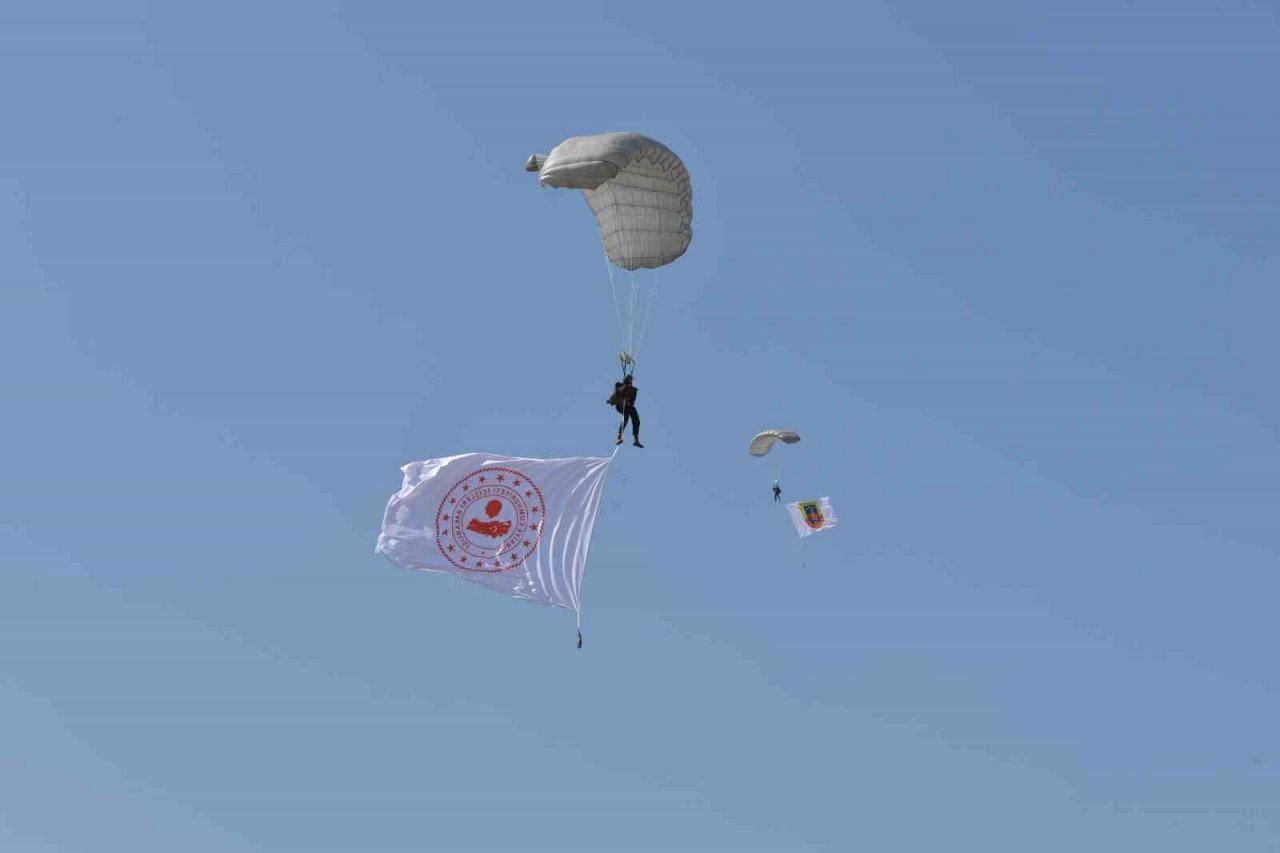 Jandarma ve TSK’dan nefes kesen paraşüt gösterisi