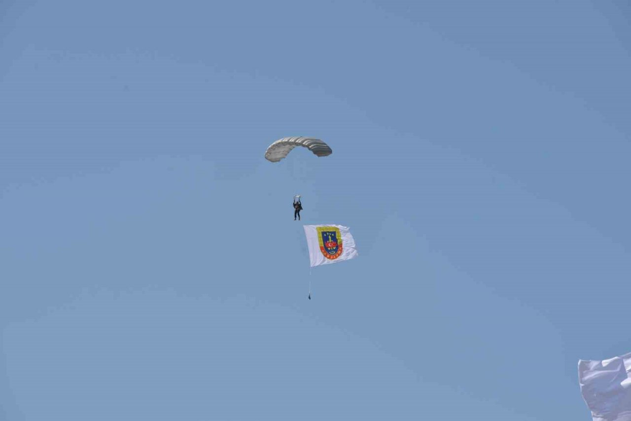 Jandarma ve TSK’dan nefes kesen paraşüt gösterisi