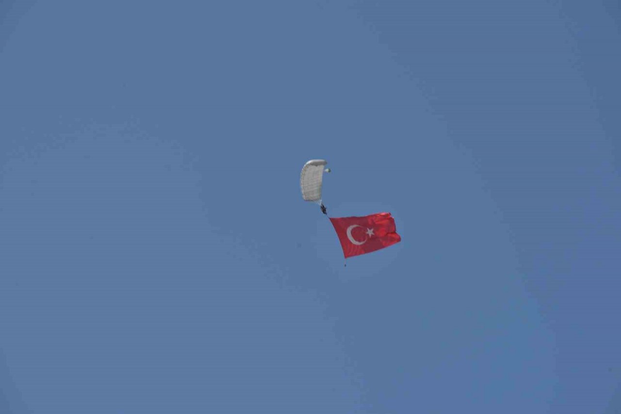 Jandarma ve TSK’dan nefes kesen paraşüt gösterisi