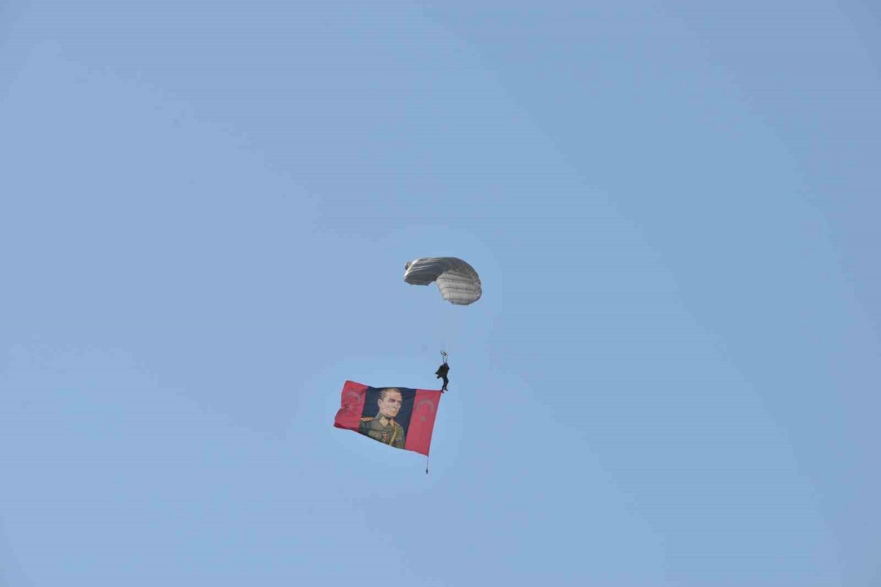 Jandarma ve TSK’dan nefes kesen paraşüt gösterisi