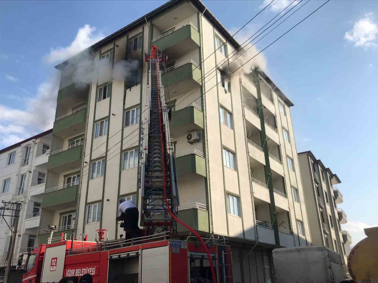 Iğdır’da 5 katlı apartmanda yangın