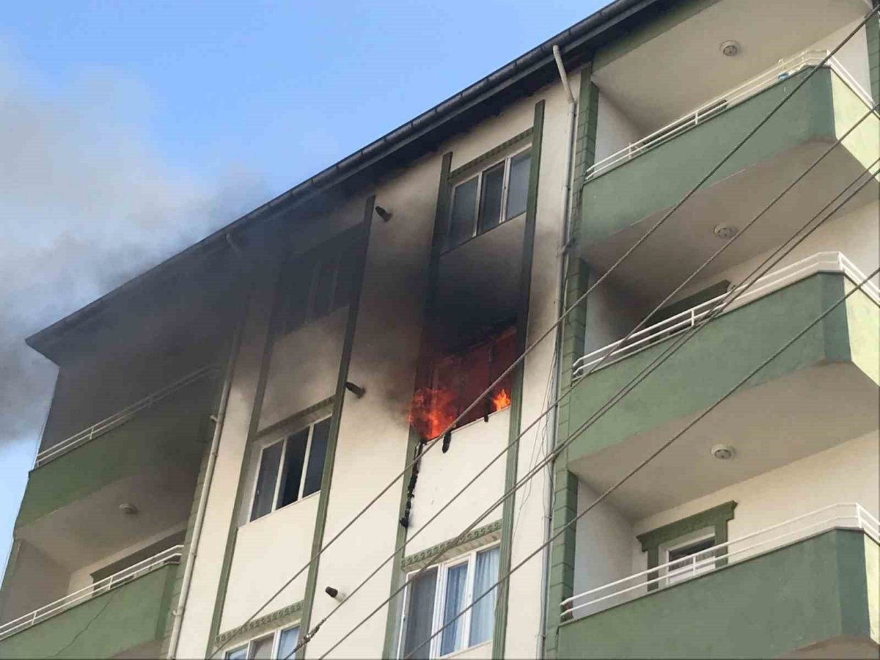 Iğdır’da 5 katlı apartmanda yangın