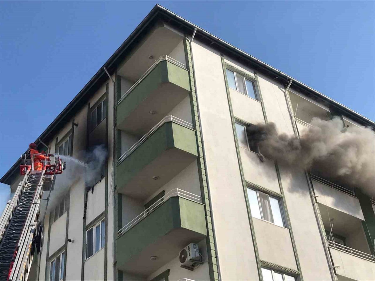 Iğdır’da 5 katlı apartmanda yangın