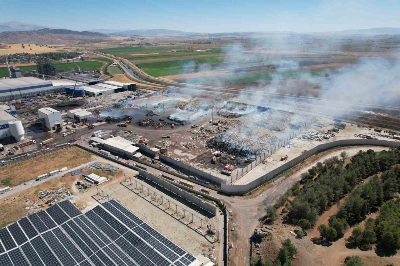 Tonlarca atık kağıdın kül olduğu fabrika havadan görüntülendi