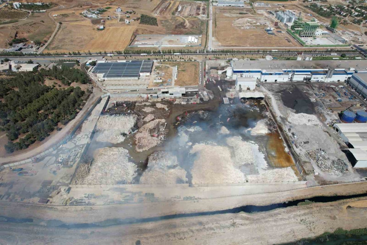 Tonlarca atık kağıdın kül olduğu fabrika havadan görüntülendi