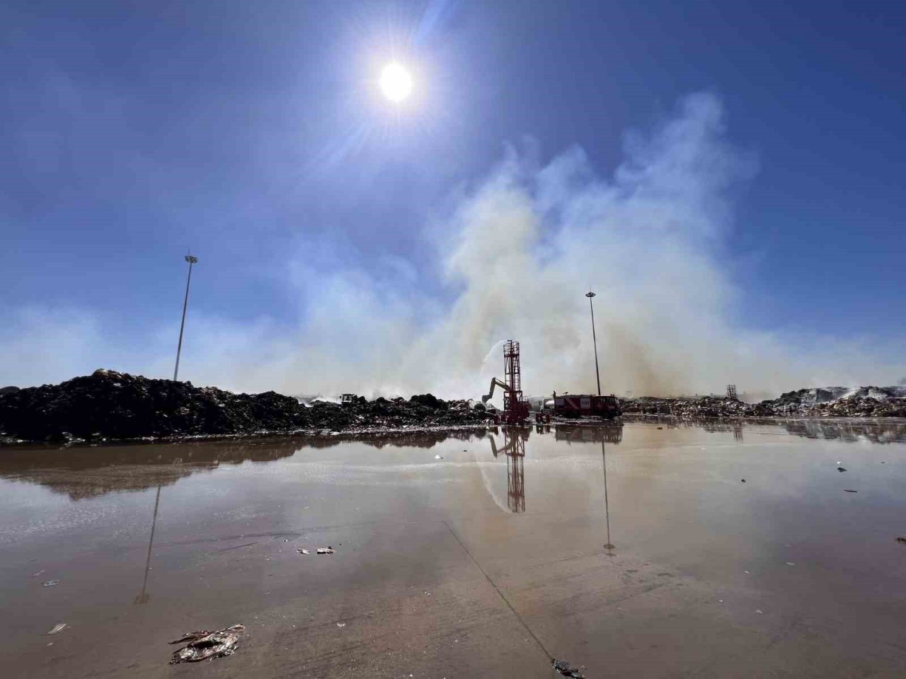 Tonlarca atık kağıdın kül olduğu fabrika havadan görüntülendi
