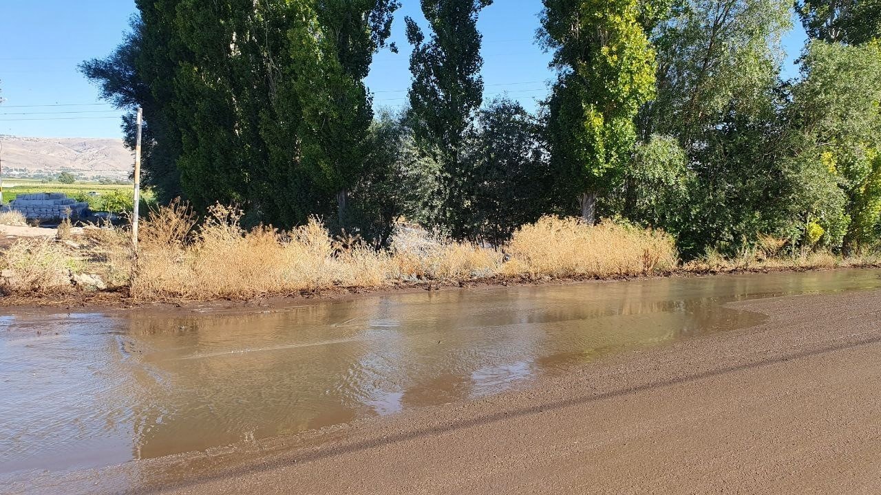 Enerji tesisinin gübre silosu patladı, tarlaları gübre bastı