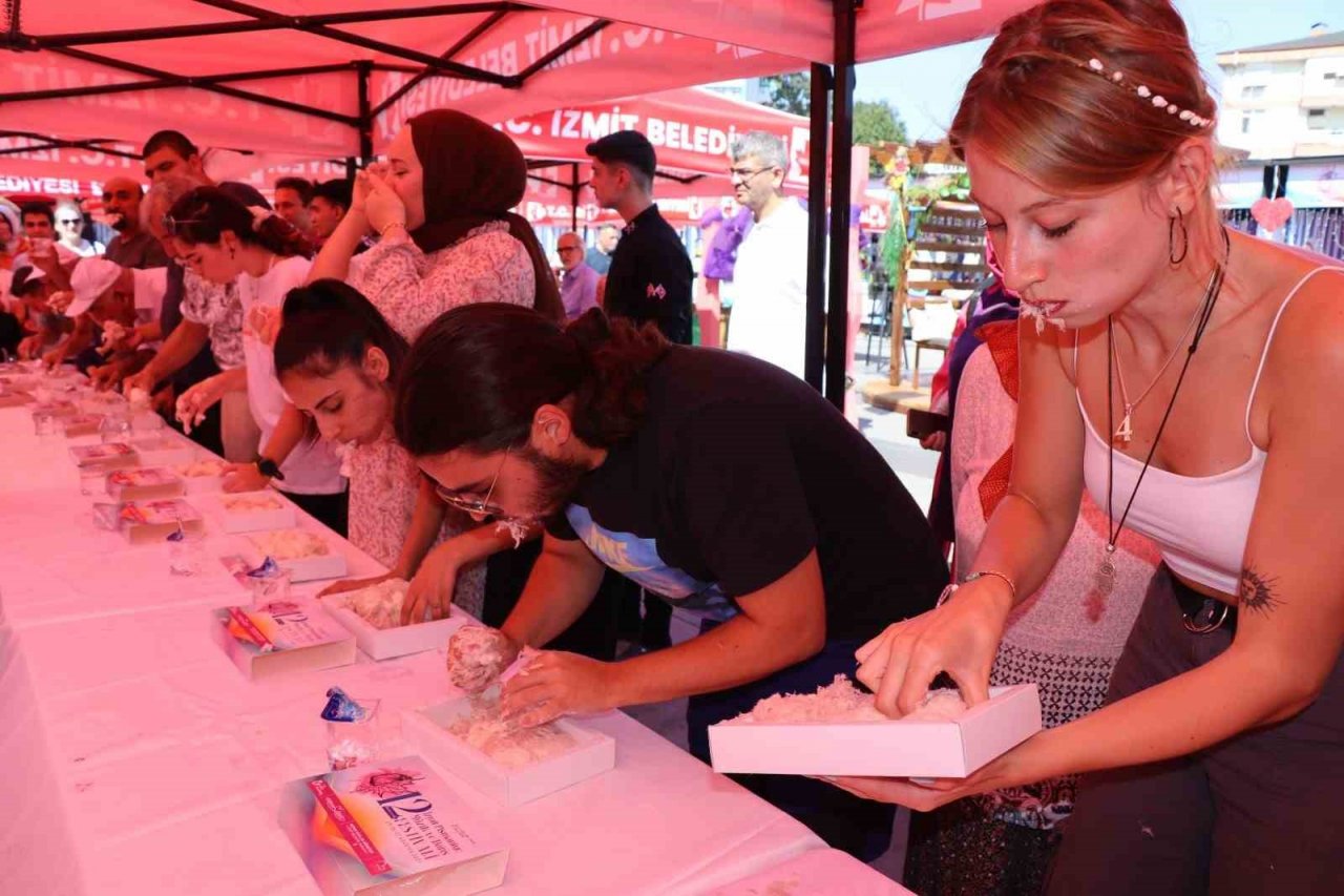 Pişmaniye yeme yarışması renkli görüntülere sahne oldu