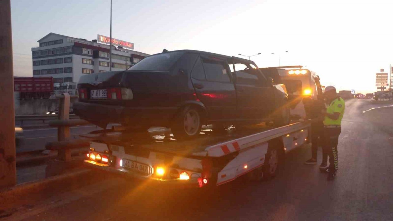 Bariyeri aşan otomobil yön levhası direğine çarparak durabildi: 3 yaralı