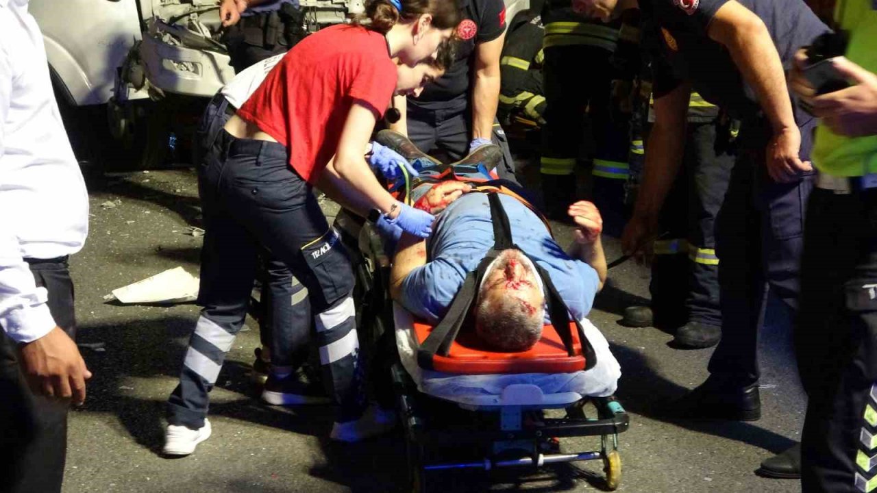 Kamyonette sıkışan sürücü itfaiye ekiplerince böyle kurtarıldı