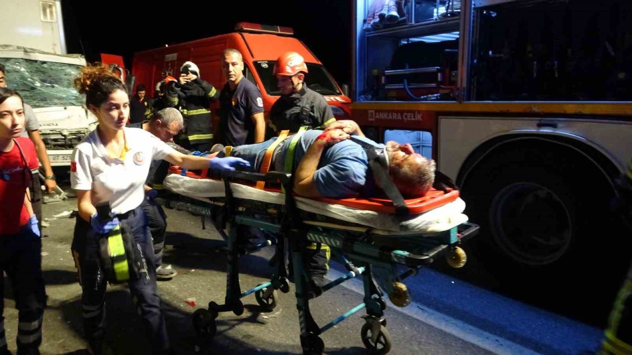 Kamyonette sıkışan sürücü itfaiye ekiplerince böyle kurtarıldı