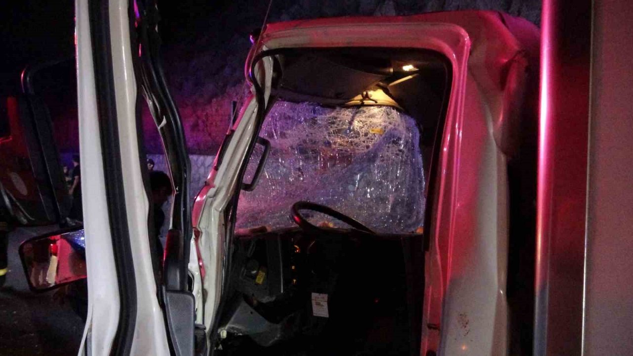 Kamyonette sıkışan sürücü itfaiye ekiplerince böyle kurtarıldı