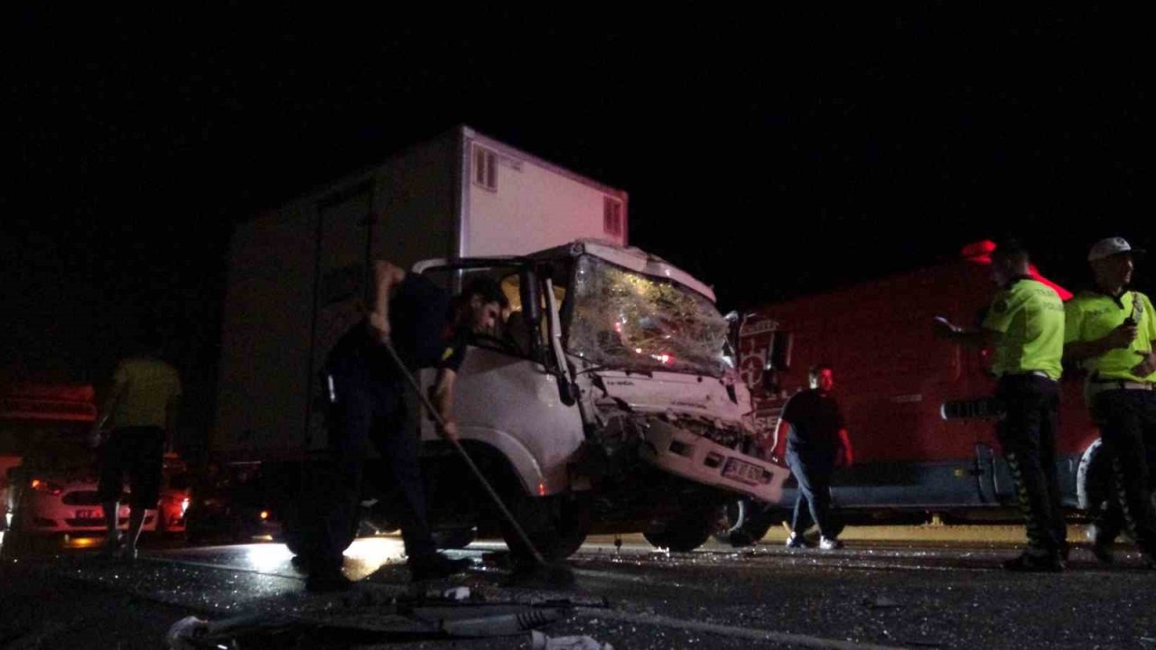 Kamyonette sıkışan sürücü itfaiye ekiplerince böyle kurtarıldı