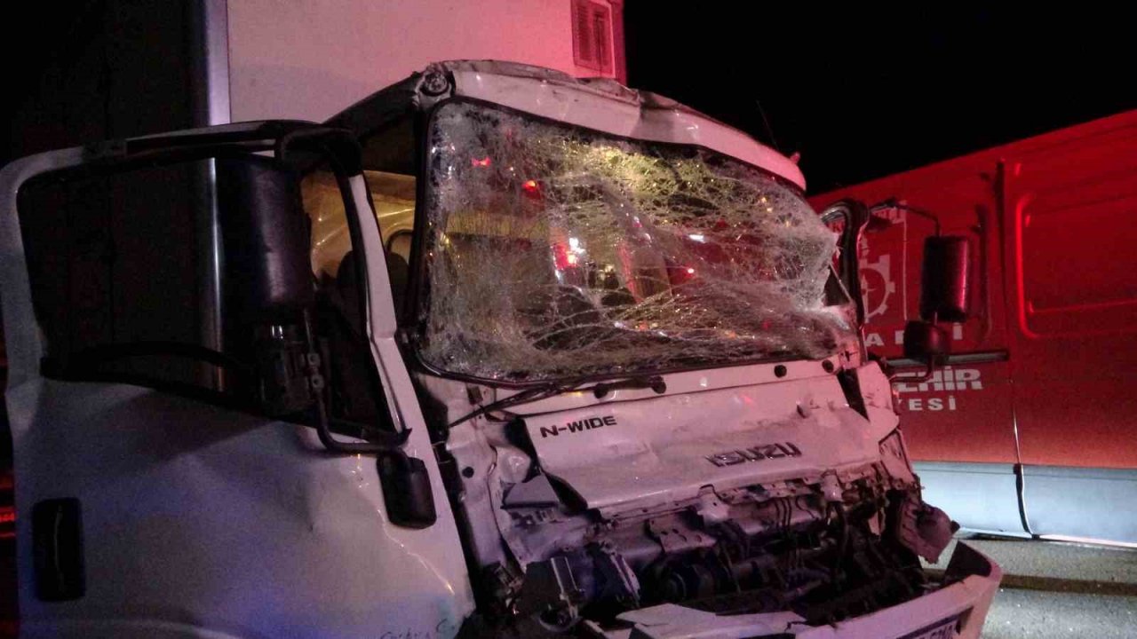 Kamyonette sıkışan sürücü itfaiye ekiplerince böyle kurtarıldı