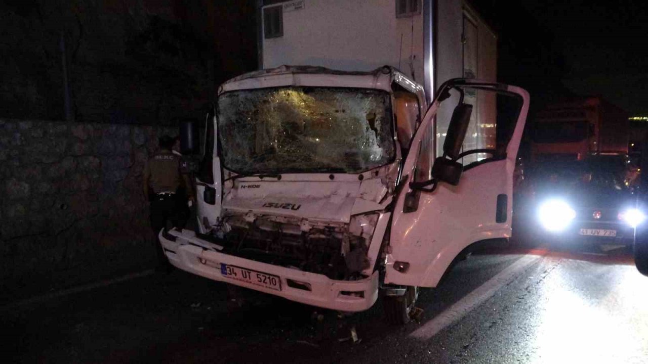 Kamyonette sıkışan sürücü itfaiye ekiplerince böyle kurtarıldı