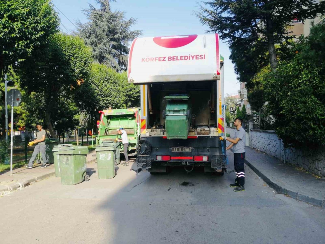 Çöp konteynerleri dezenfekte ediliyor