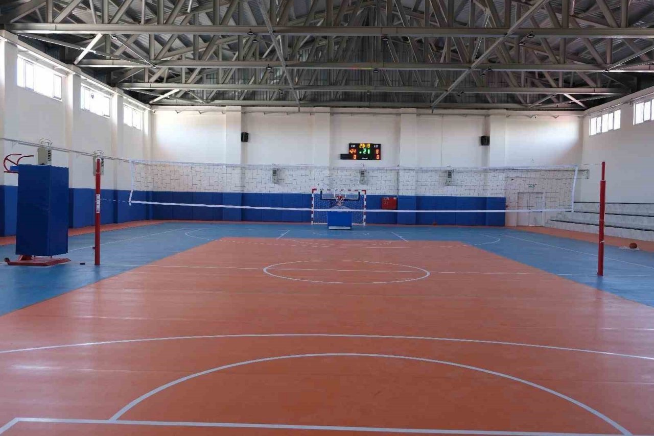 Arguvan’da 500 seyirci kapasiteli kapalı spor salonu tamamlandı