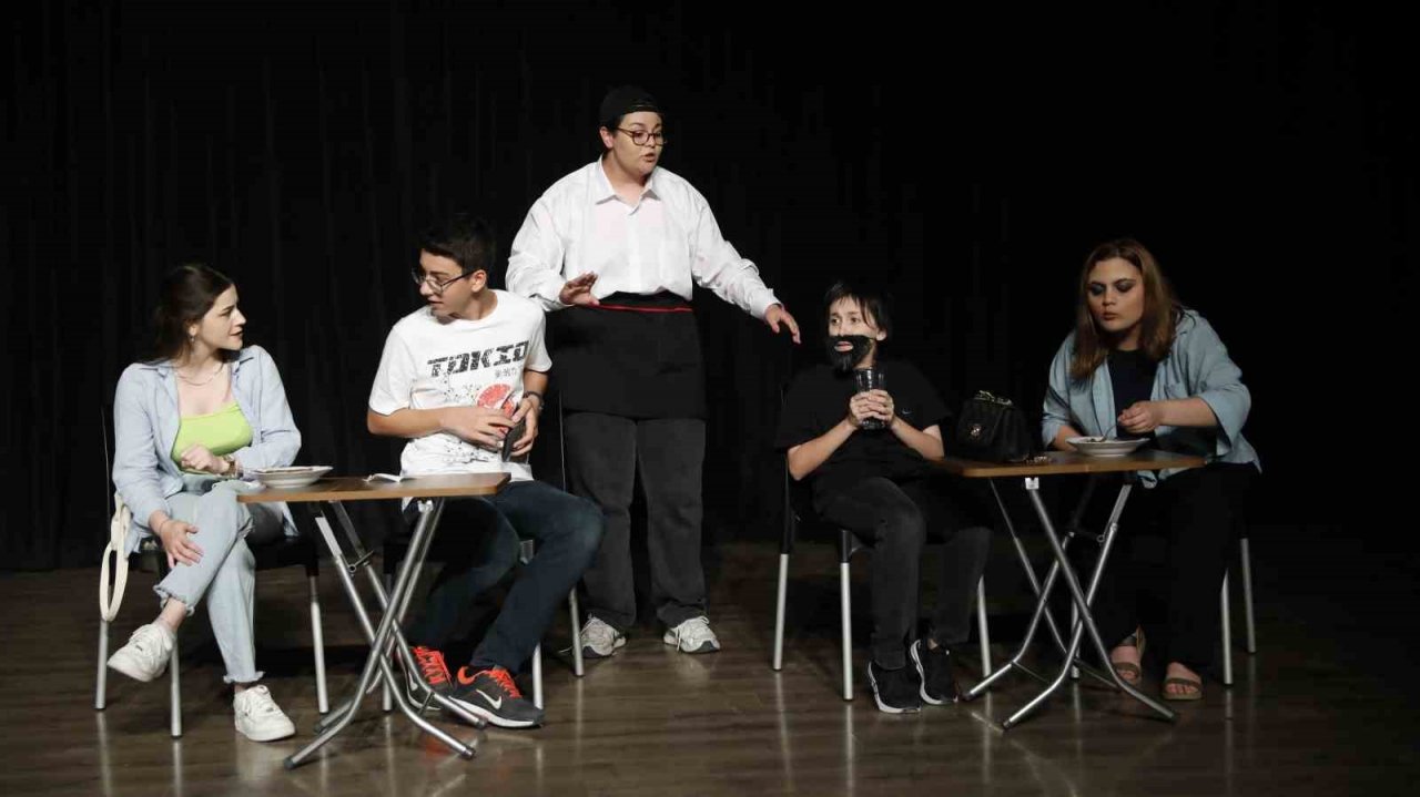 Şehir Tiyatrosu Gençlik Kulübü, izleyicilerle buluştu