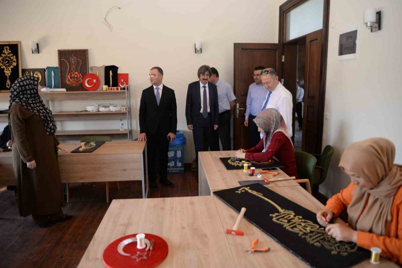 Tarihi taş mektep canlanıyor