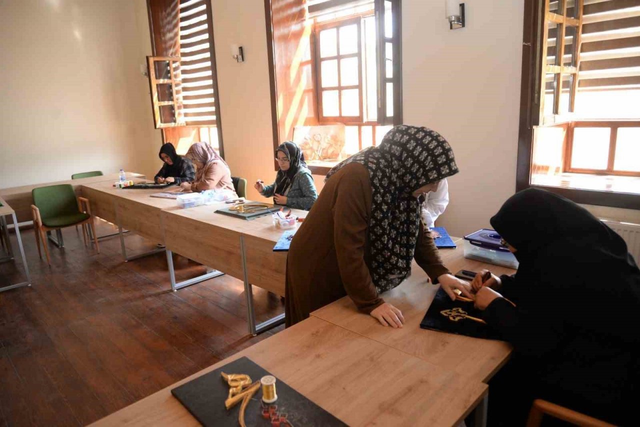 Tarihi taş mektep canlanıyor