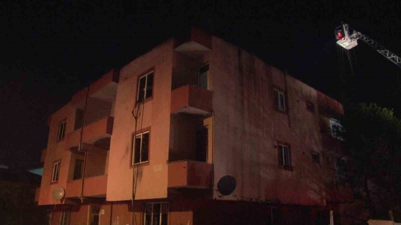 Sancaktepe’de metruk binanın çatısı alev alev yandı