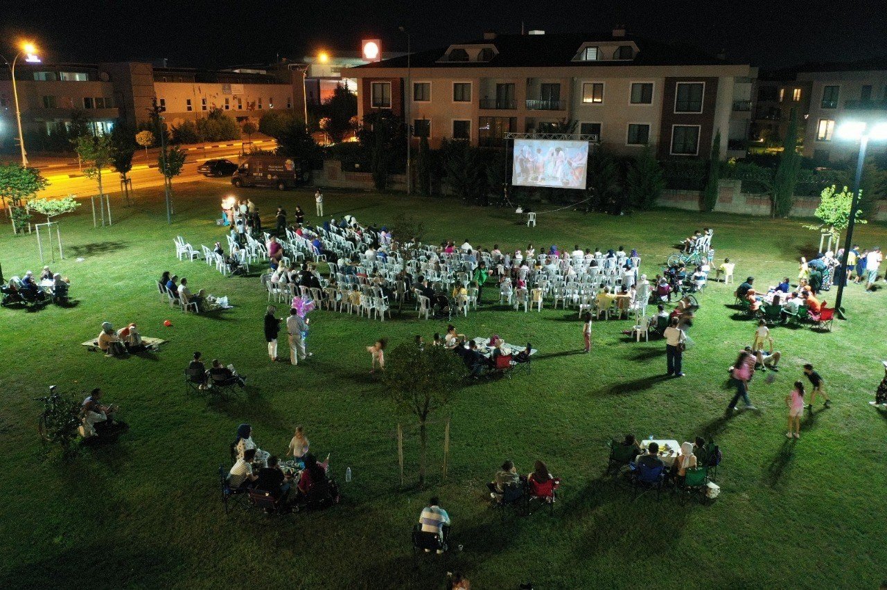 Serdivan Millet Bahçesi’nde sinema keyfi