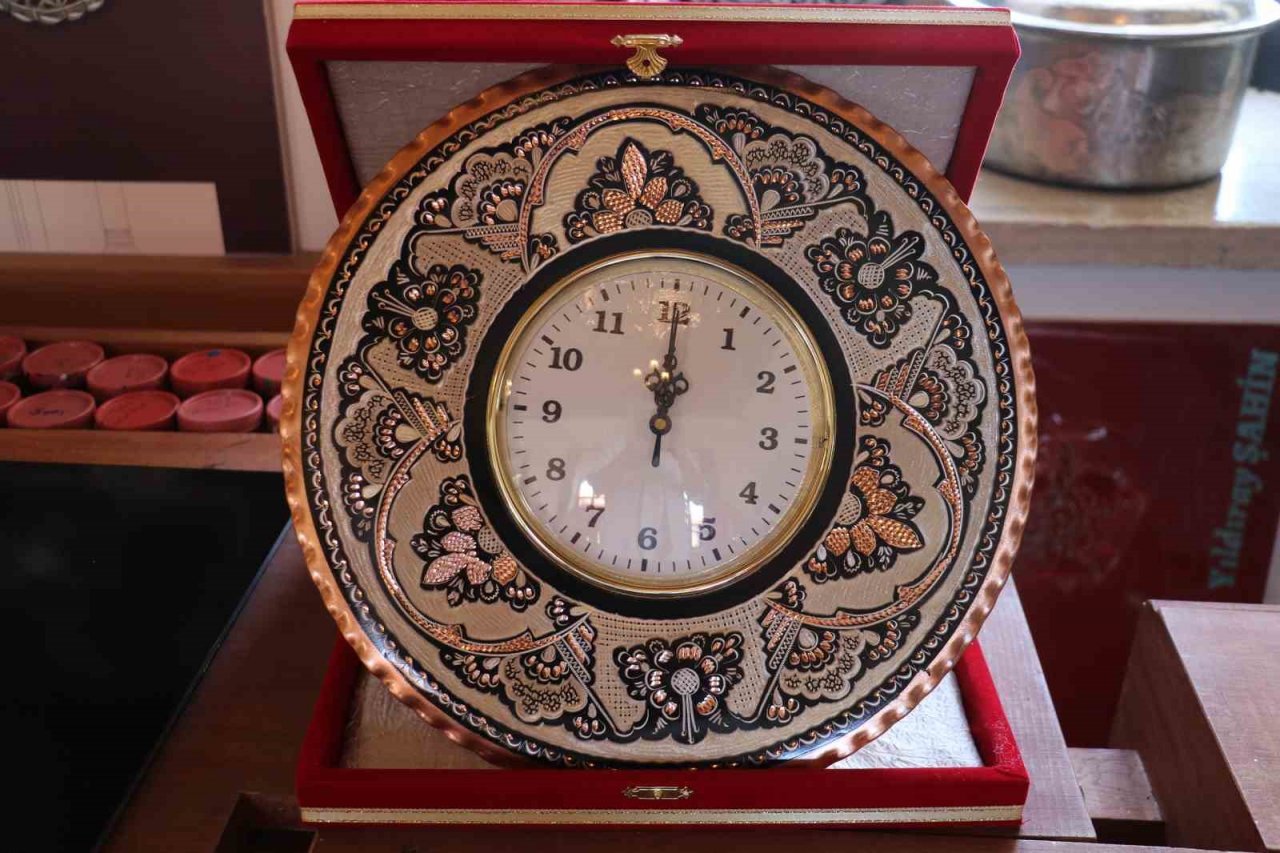 Çatı aralarında atalarından kalan hurda bakır, onların elinde sanata dönüştü