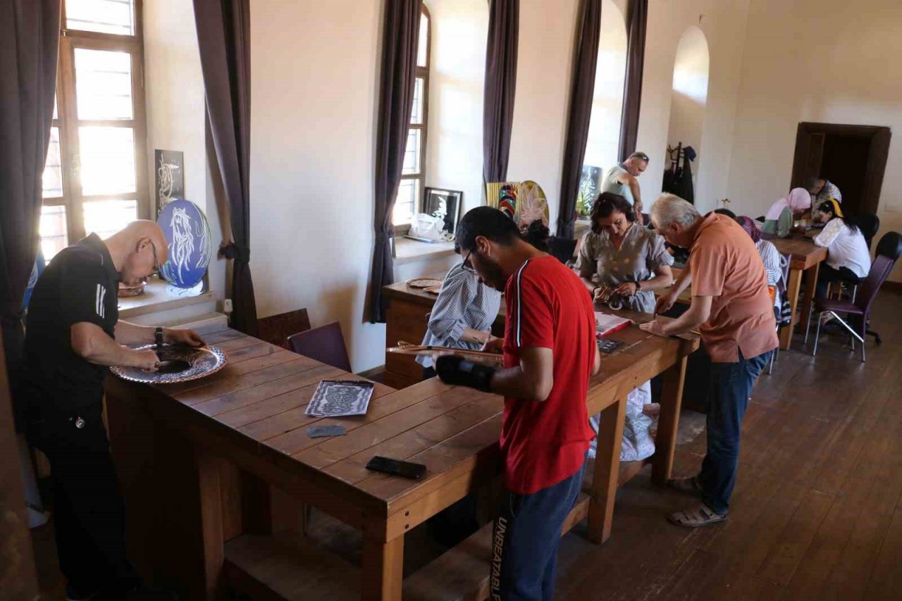 Çatı aralarında atalarından kalan hurda bakır, onların elinde sanata dönüştü