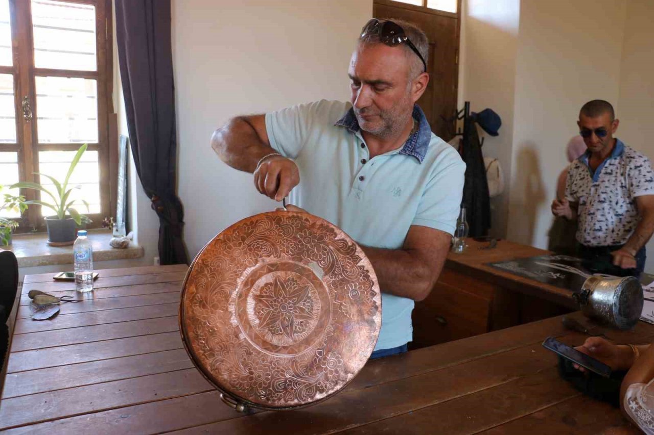 Çatı aralarında atalarından kalan hurda bakır, onların elinde sanata dönüştü
