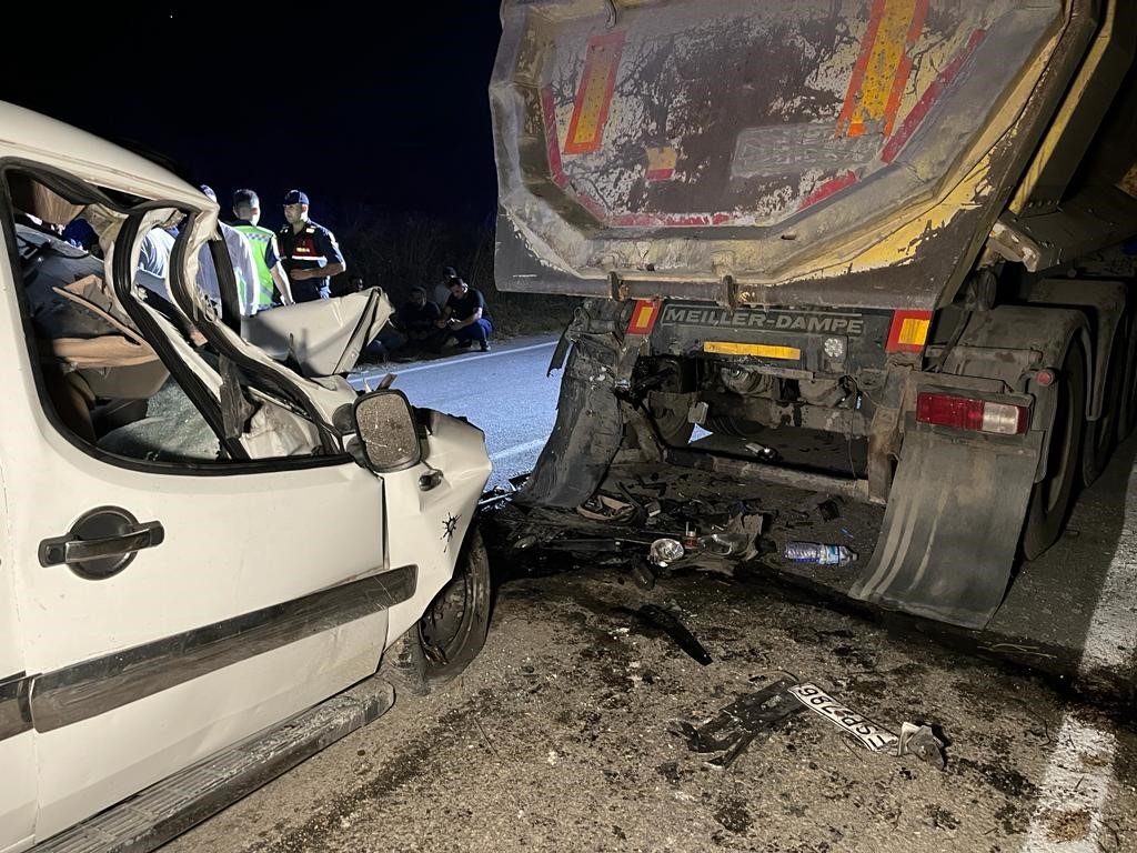 Silivri’de hafif ticari araç arıza yapan hafriyat kamyonuna çarptı: 1 ölü