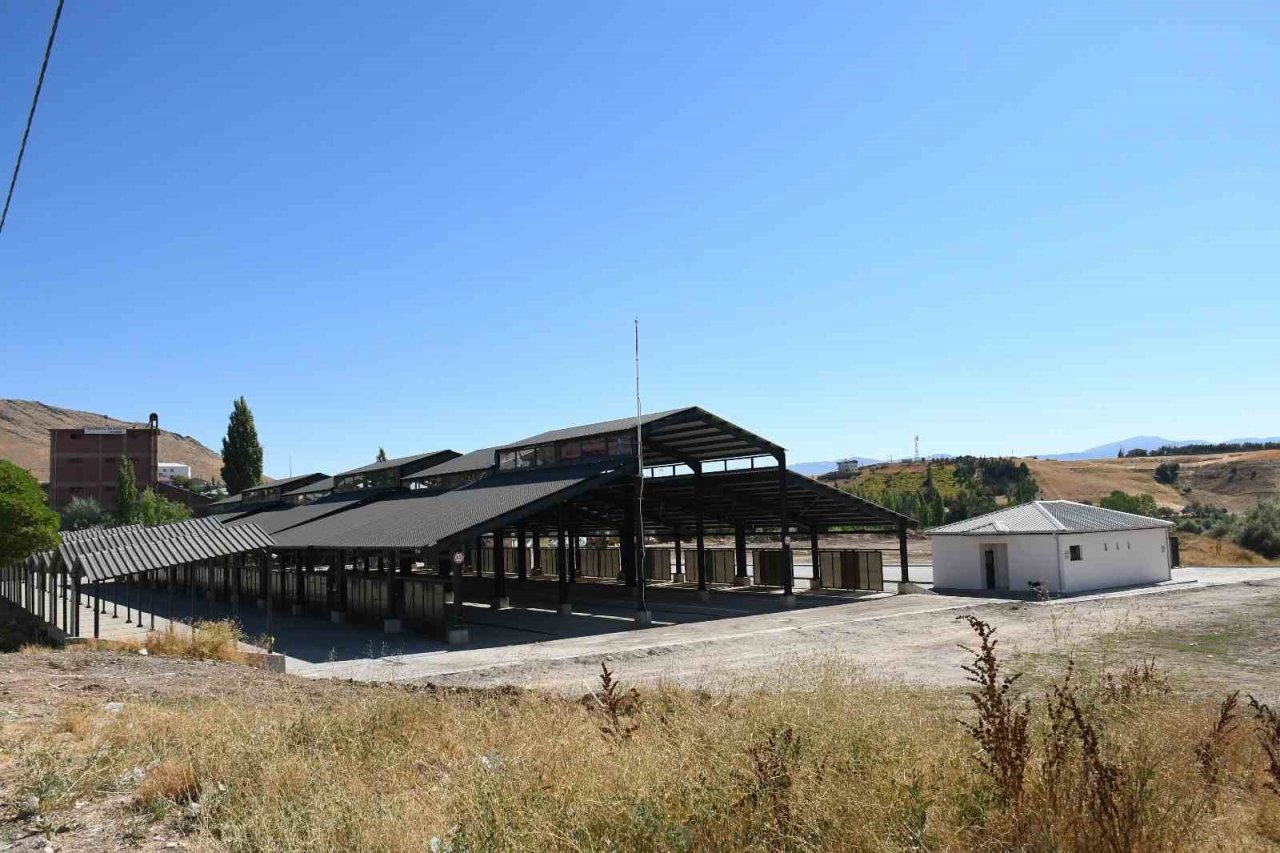 Tufanbeyli’de köy pazarının pazarcıları kurayla belirlendi