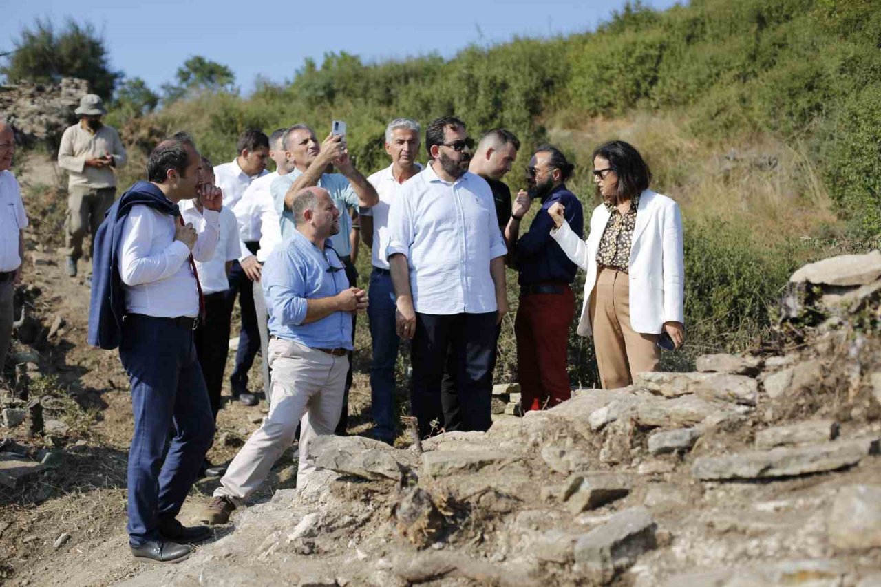 Vali Kaya, Altınova’nın tarihi ve doğal güzelliklerine hayran kaldı