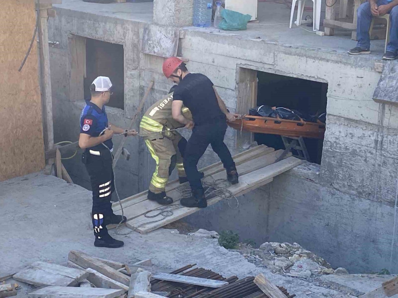 Zeytinburnu’nda inşaattan düşen 67 yaşındaki adam hayatını kaybetti