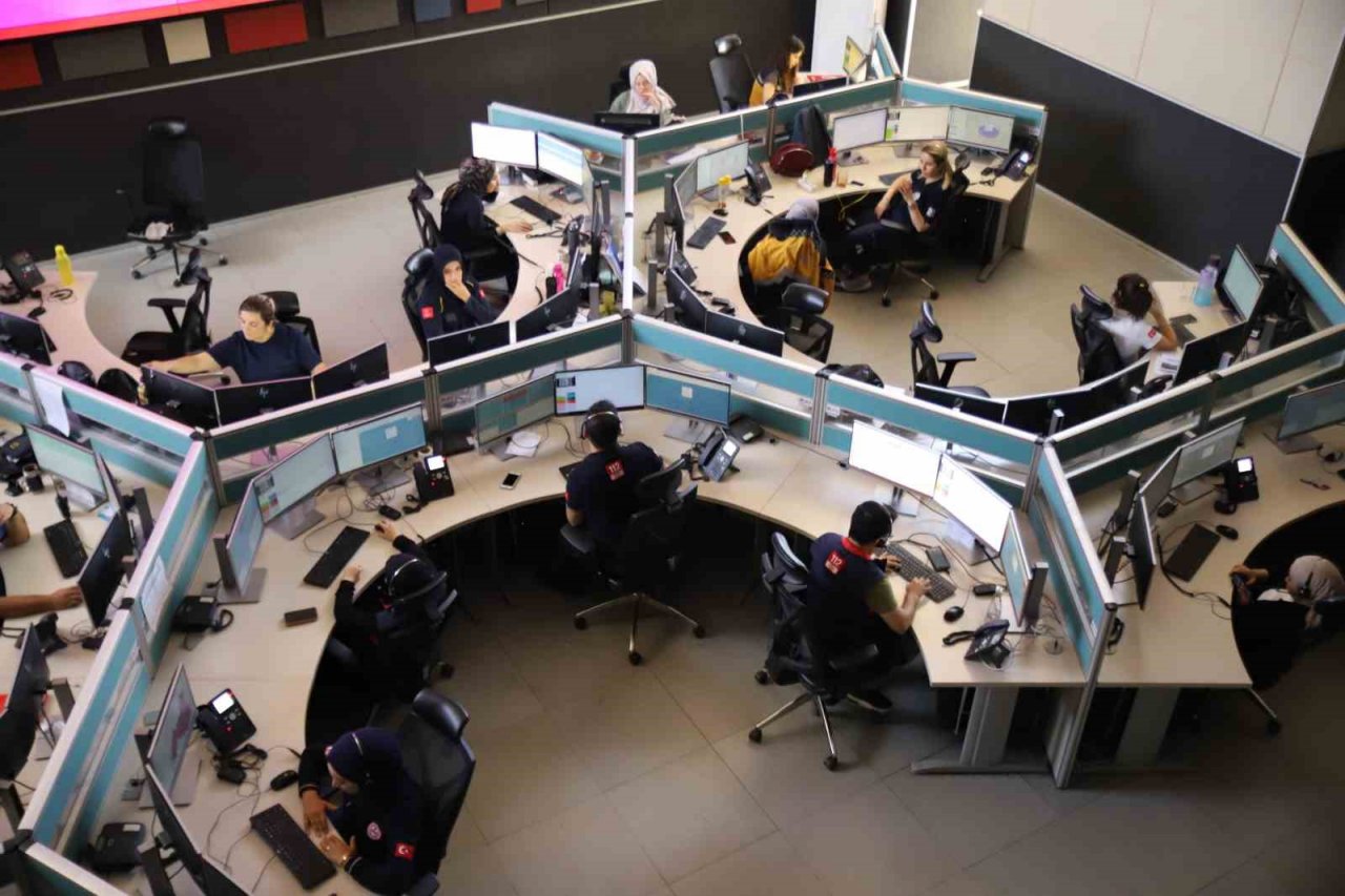 Gaziantep’te 110 araç ile bini aşkın acil sağlık personeli depremzedelerin ilk yardımına koştu