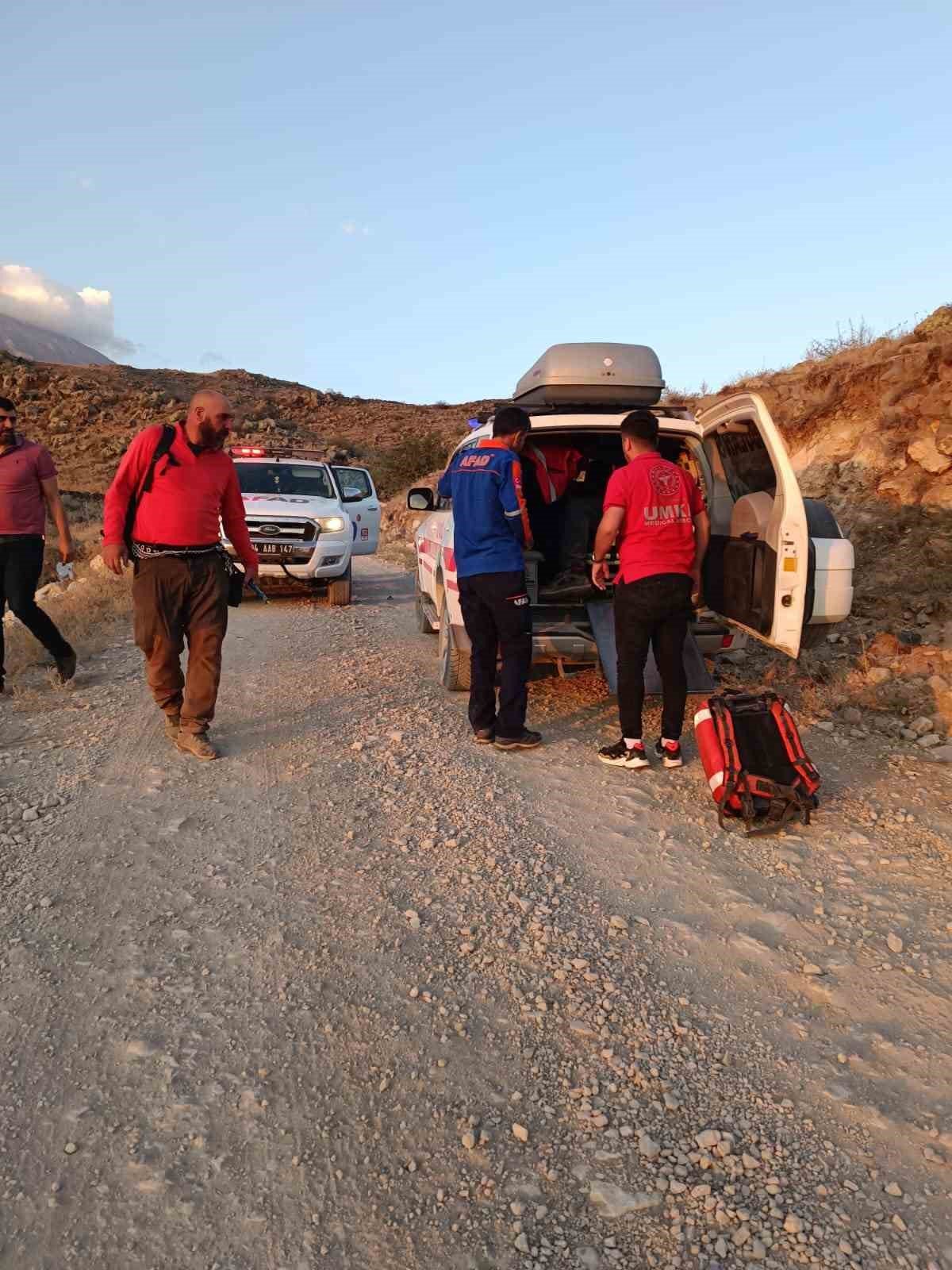 Ağrı Dağı’nda rahatsızlanan dağcı hastaneye kaldırıldı