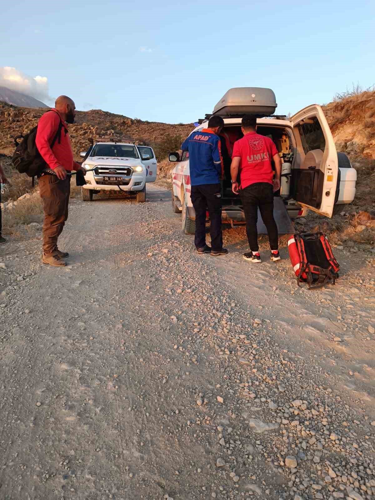 Ağrı Dağı’nda rahatsızlanan dağcı hastaneye kaldırıldı