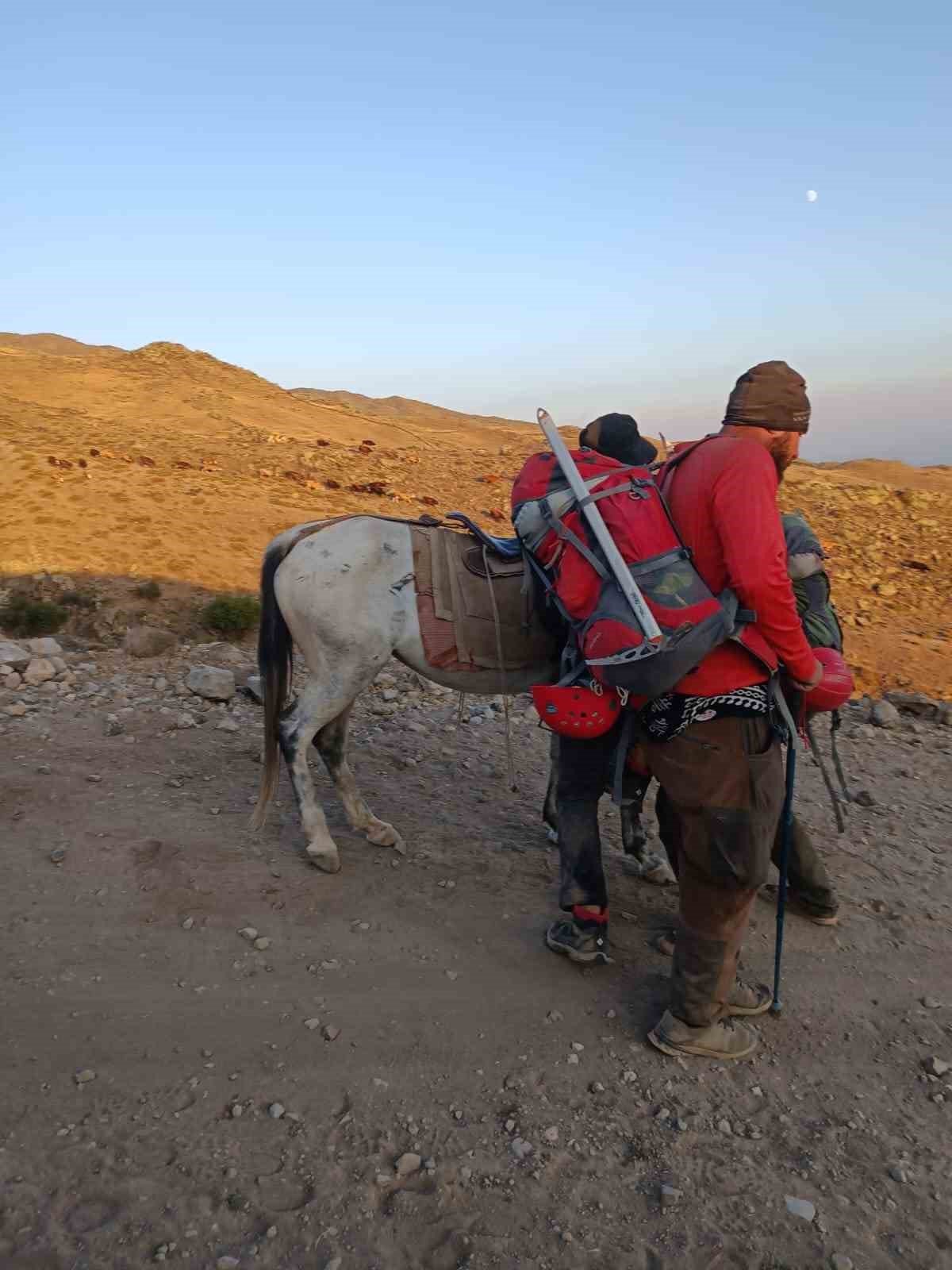 Ağrı Dağı’nda rahatsızlanan dağcı hastaneye kaldırıldı